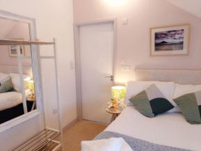 Little Bounds, Cosy Double with B&B, Cape Cornwall Club, St Just